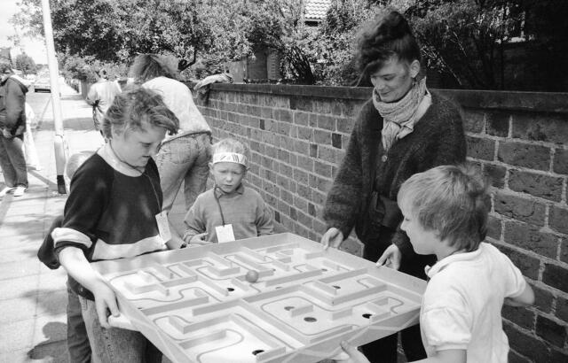 Kinderspiele auf der Straße: Gemeindefest der Matthäi-Kirche vor fast 30 Jahren.