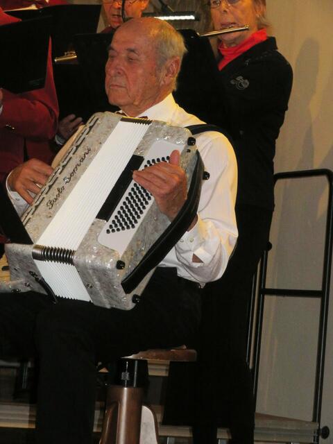Spielte auf den Akkordeon das passten gut zu den Liedern.