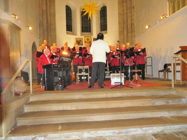 Der Männerchor stimmt das erste Lied an.