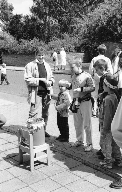 Kinderspiele auf der Straße: Gemeindefest der Matthäi-Kirche vor fast 30 Jahren.