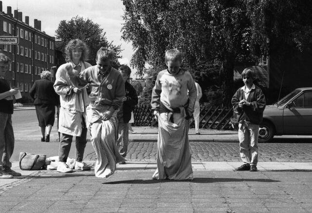 Sackhüpfen gehörte auch dazu: Kinderspiele auf der Straße: Gemeindefest der Matthäi-Kirche vor fast 30 Jahren.