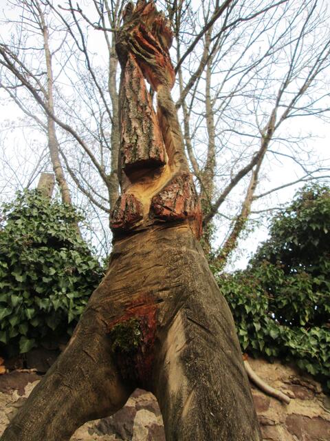 Ein Detail aus einer der Figuren von Thomas Putze, die unterhalb des Rosengartens an der Neuburg in Battenberg installiert sind.