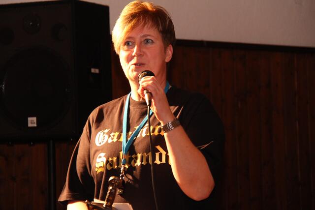 Simone Schäfer kündigt die historische Tanzgruppe "Gaudium Saltandi" an.