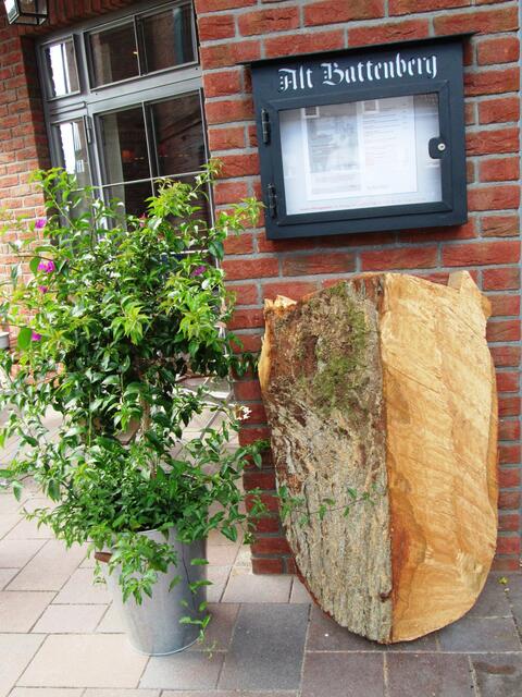 Das Battenberger Wappen vor dem Restaurant Alt Battenberg.