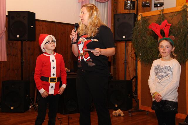 Das Kinderkönigspaar Leon Radke und Maya Menkel mit Moderatorin Annika Radke.
