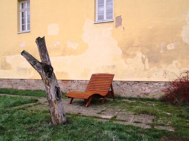 Dieser Baumrest steht zwar unterhalb der Neuburg in der Nähe der Kunstwerke ist aber selbst nicht als Kunstobjekt gedacht. Das gleiche gilt für die Entspannungsliege.