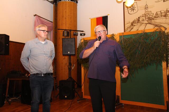 Schützenkönig Joachim Nitz (links) und Gerhard Drunk, der Vorsitzende der Schützengilde, danken allen am Familienabend Beteiligten.