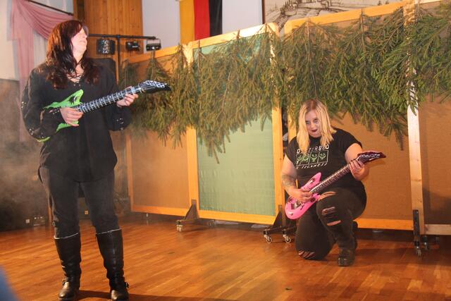 Und was passiert? Heavy Metal statt historisch...