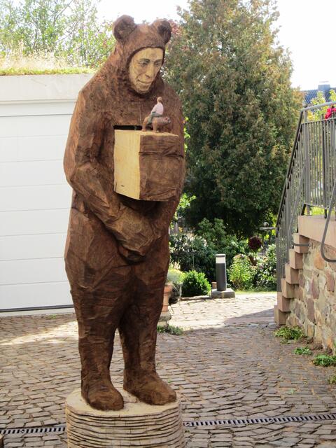 Johannes Hepp (Freiburg) und der "Mann im Bärenkostüm". Auf der Schublade reitet ein Mann rittlings auf einem Bären.