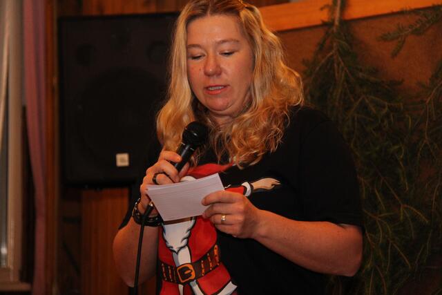 Als wandlungsfähig erwies sich die Moderatorin, hier in schwarz...