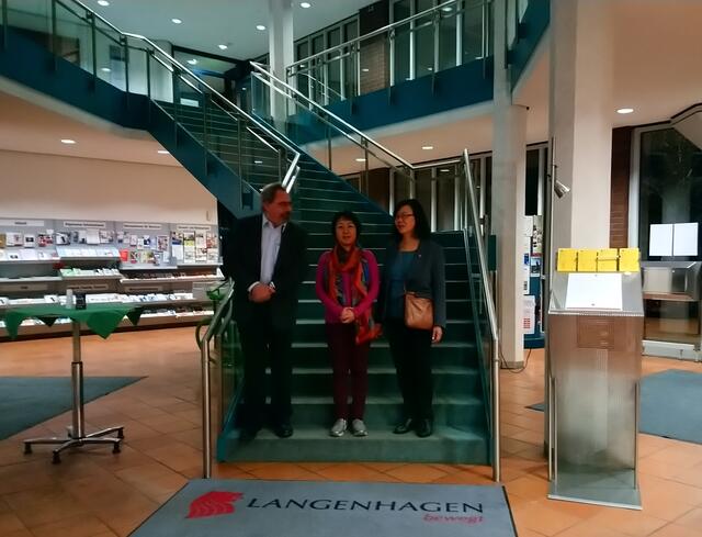 Der Vorsitzende des Integrationsbeirats, die Künstlerin Tao Huang und die Leiterin der Asiatischen Frauengruppe Yaowanute Knüppel eröffnen die Ausstellung im Rathaus.