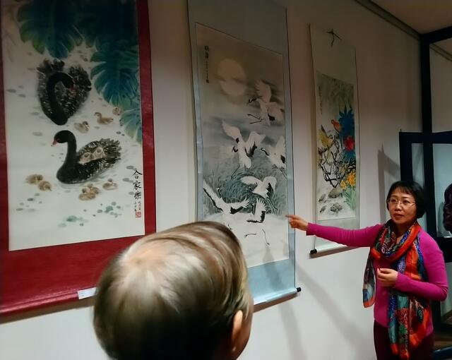 Tao Huang erklärt ihre Bilder.