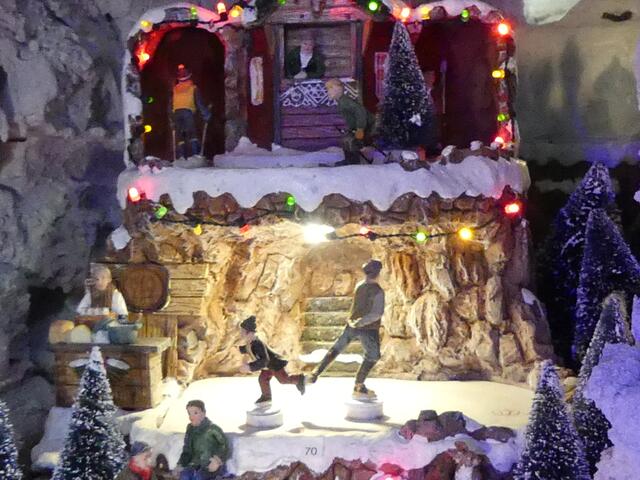 Vater und Sohn beim Eislaufen :-)))))))))
