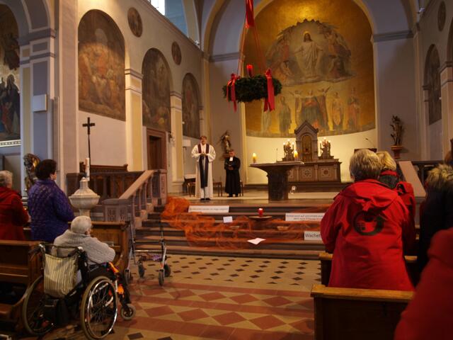 Pater Steffen Brühl und Pfarrer Benjamin Lorenz feiern mit den Gästen der Sozialstation einen ökumenischen Gottesdienst in St. Jakob