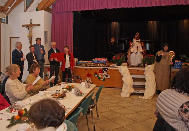 Auch das Singen gehört traditionell zur Adventsfeier