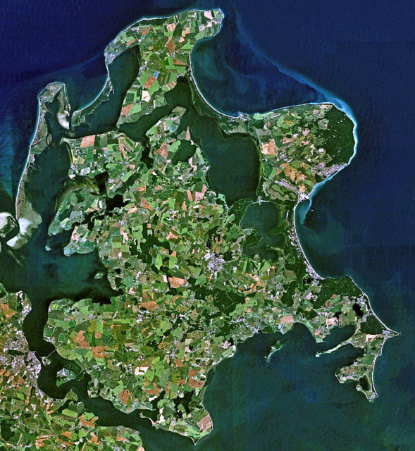 Satellitenbild von Rügen > https://de.wikipedia.org/wiki/R%C3%BCgen | Foto: gemeinfrei > https://de.wikipedia.org/wiki/R%C3%BCgen#/media/File:Satellite_Image_of_Ruegen.jpg