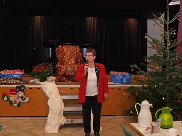Geschäftsführerin Gudrun Jansen begrüßt die Gäste der Adventsfeier