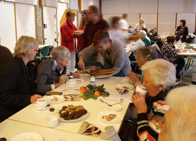 Die Seniorinnen und Senioren ließen sich mit Kaffee und Kuchen verwöhnen
