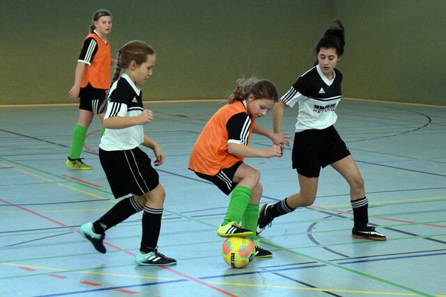 Kristina Harbuz vom TSV Godshorn verteidigt den Ball