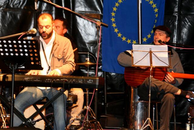 rechts Claus Collin (D – Gitarre/Stimme)