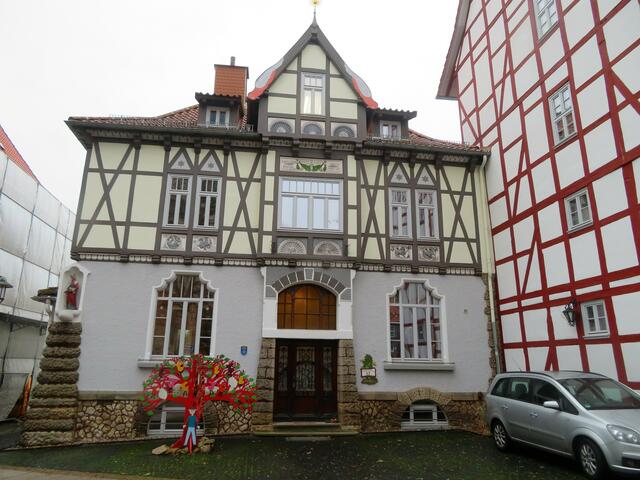 Der Kindergarten mit einem Bäumchen voll Weihnachtswünschen.
