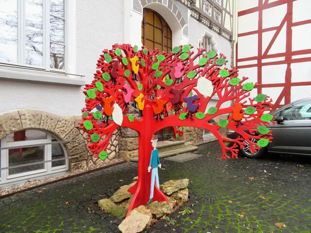 Hier ist der Baum mit den Wunschzetteln.