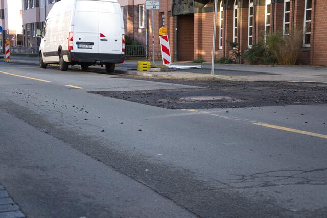 ... Aur dem unzureichend befestigtem Untergrund werden durch das Überfahren lose Steine herumgeschleudert!