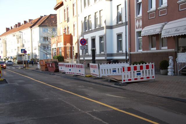 Derzeit wird der Radweg von Falschparkern, Baumaterialien und Containern blockiert