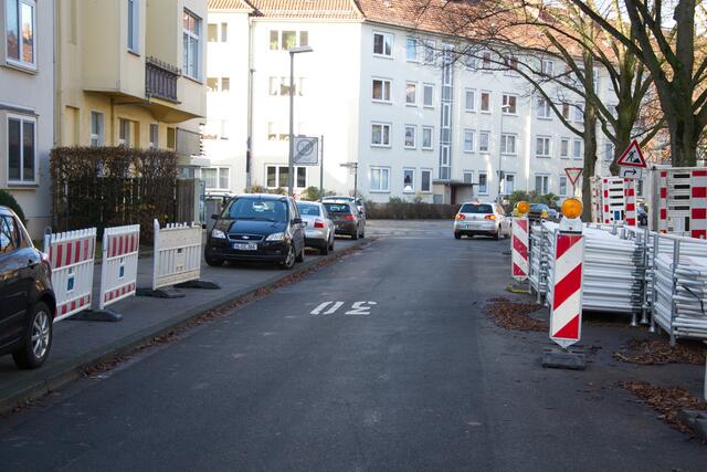 ...und auch die angrenzende Richartzstr. ist betroffen: Die Bauarbeiter blockieren nicht nur Parkplätze für ihr Material, sondern beanspruchen auch Platz um daran zu kommen.