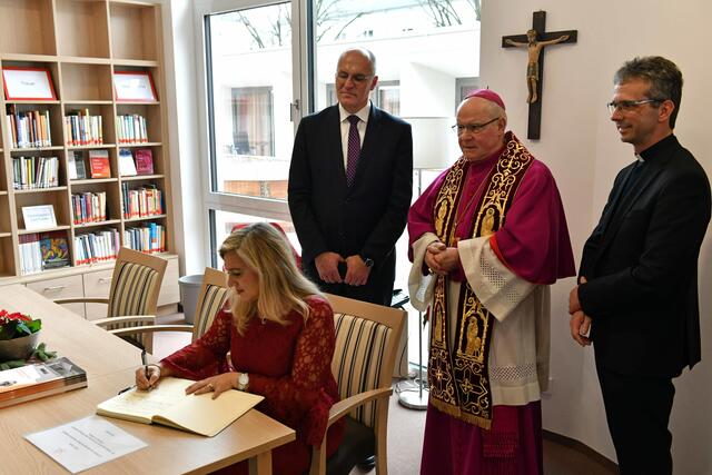 Die Ehrengäste trugen sich ins Gästebuch des St. Vinzenz-Hospizes ein | Foto: Nicolas Schnall / pba