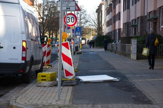 Eine ungefallene/umgewehte Schranke gefährdet auf dem Radweg nahe der ehem. Post.