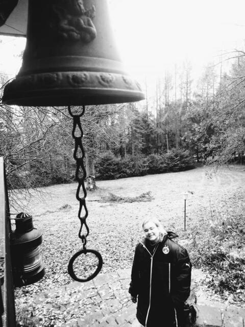 "Wir machen das Licht aus!"   Ein letztes Fantreffen im Forsthaus. Frl.Fröse vom ElLa Improtheater Köln