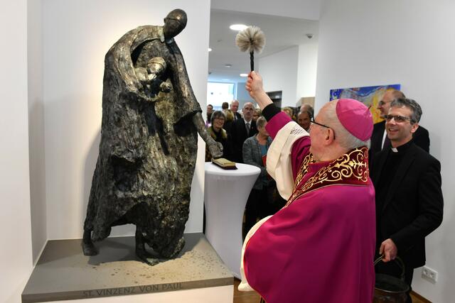 Auch die Bronzeplastik des Heiligen Vinzenz wird gesegnet | Foto: Nicolas Schnall / pba