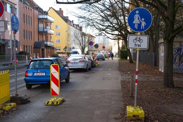 Hier wurde für fie erste Baumaßnahme auf der Länge von ca. 30m der Fußweg auch für Radfahrer freigegeben, weil dort ein Materialcontainer den Radweg versperrte...