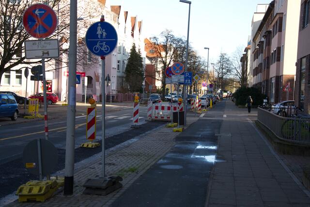 Sinnfreie (aus einer früheren Situation übrig gebliebene) Beschilderung!