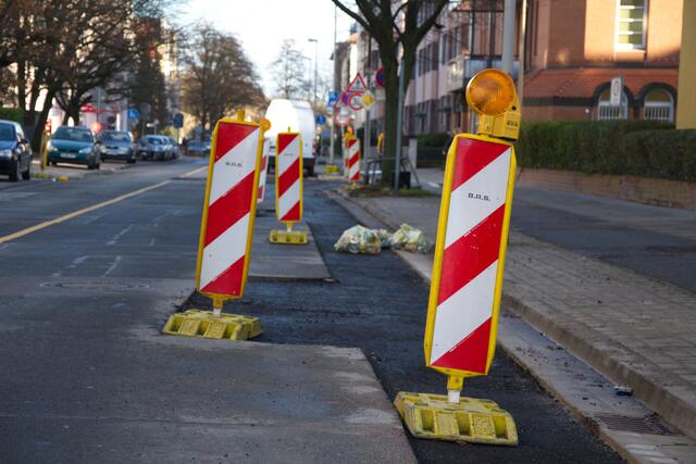 Müll macht sich auf dem Brachland breit.