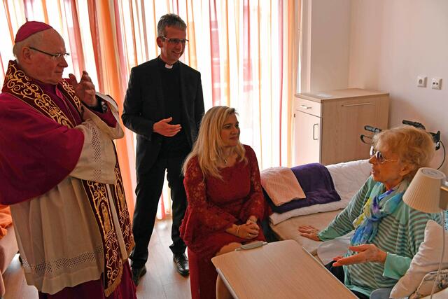 Große Freude am Besuch der Ehrengäste hatte auch Ingrid Roth, die berichtete, wie gut sie im St. Vinzenz-Hospiz umsorgt sei | Foto: Nicolas Schnall / pba
