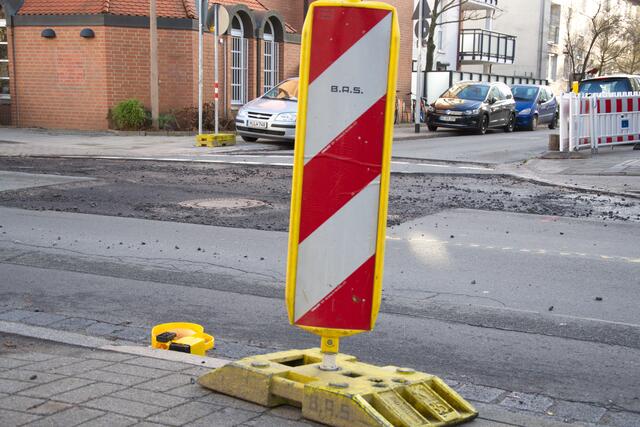 Einen Tag zuvor stand diese Barke noch auf dem dahinter befindlichem Gullydeckel. Doch offensichtlich war sie irgend Jemanden im Weg - er stellte sie einfach bei Seite: Ein "gefährlicher Eingriff in den Straßenverkehr!