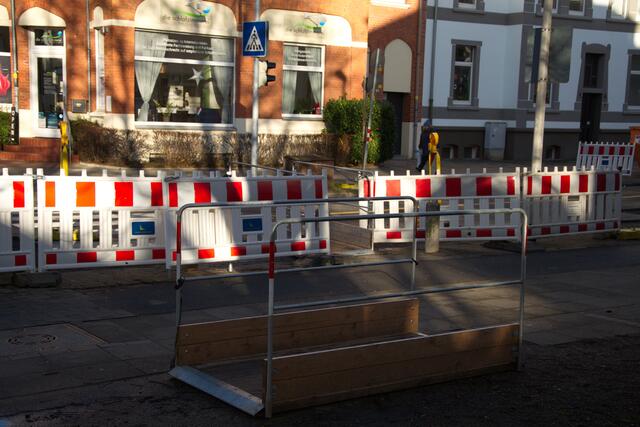 Eine der Hilfsbrücken ist bereits bei Seite gestellt. - Doch wie und wann geht es weiter?