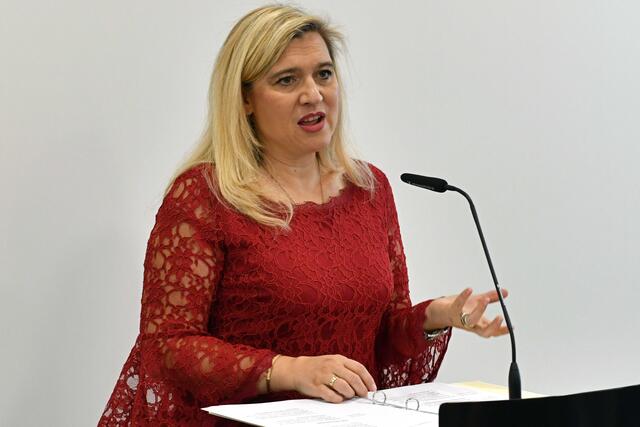 Staatsministerin Huml würdigte auch die großartige humanitäre Leistung der Haupt- und Ehrenamtlichen | Foto: Nicolas Schnall / pba