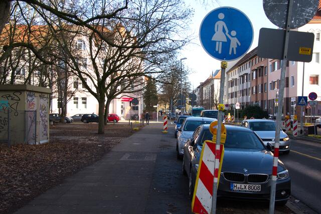 ... doch der Container ist längst weggeräumt und die Schilder stehen immer noch! Auch wenn sie mittlerer Weile unvollständig sind: Der Zusatz "Radfahrer frei" ist hier schon heruntergefallen und weggeräumt (eigentlich sollte er nur darüber informieren, dass Radler aus der Gegenrichtung möglich wären). (Ein Mangel der möglichen Beschilderung!)