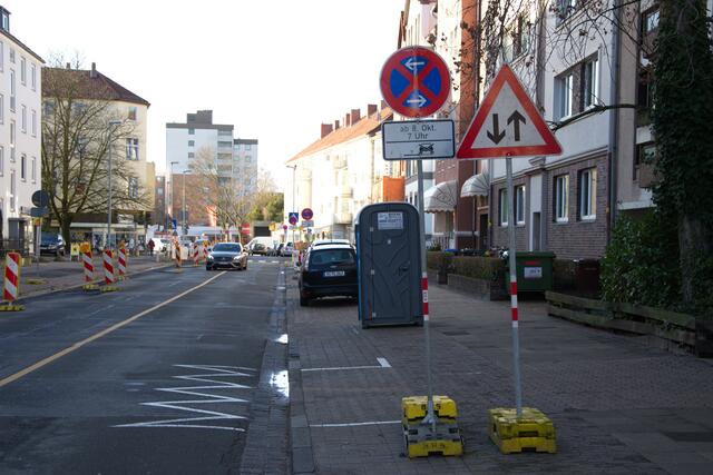 Verbliebene Beschilderung der einwöchigen Einbahn-Regelung