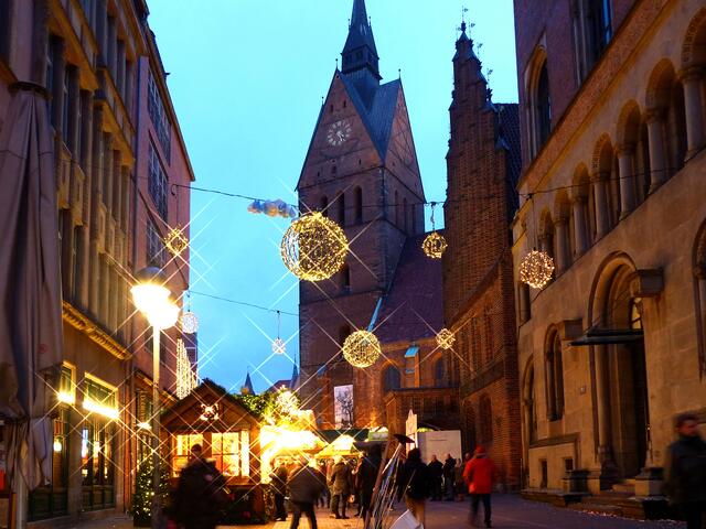 Also muss man sich auf andere Art Weihnachtsstimmung verschaffen. Ein Glühwein und Schmalzkuchen in passender Umgebung helfen dabei. | Foto: Christel Wolter