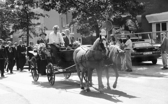 Mit Pferdekutsche: Schützenausmarsch in Wülfel Anfang August 1989.