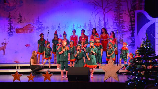 Ein Ausschnitt aus dem Kindermusical „Weihnachtszauber“ unter der Leitung von Marina Igelspacher wurde gezeigt.