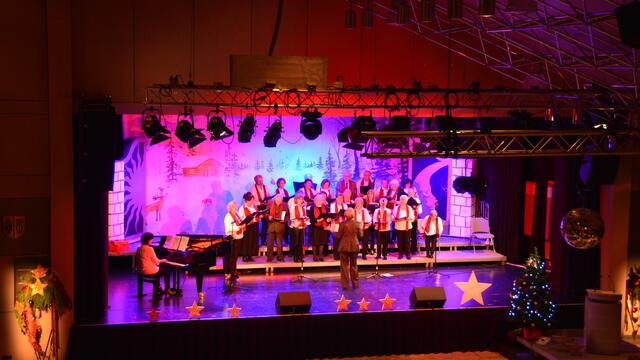 Die Seniorensinggruppe „Silverbirds“ sangen Weihnachtsklassiker zum Mitsingen.