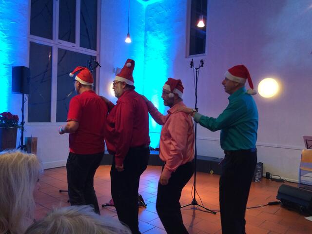 Schwedische Weihnachtswichtel unterwegs in der Kirche
