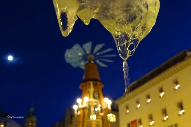Ein Tropfen hat sich vom Eiszapfen gelöst.