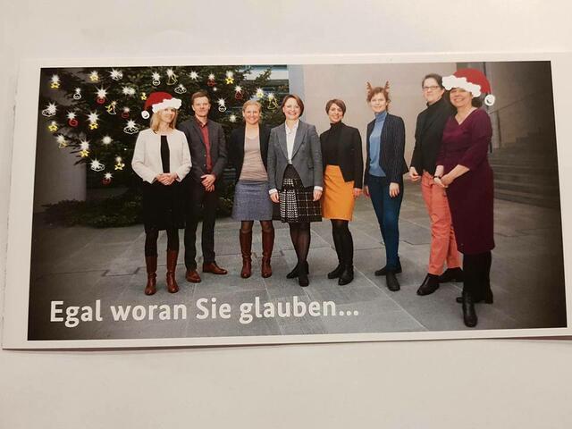 Die Karte verfügt über mannigfaltige gestalterische Mängel. Schlecht einkopierte Weihnachtsmützen. Ein Foto, bei dem jeder und jede irgendwie steht, was bei 2 Damen leichte O-Beine zeigt. Dazu ein Slogan, der wohl von Religiösen jeder Couleur als negativ empfunden wird. Dass es „egal“ ist, was man glaubt wertet jede Religion ab. Welcher Praktikant hat das in der Mittagspause entworfen?
