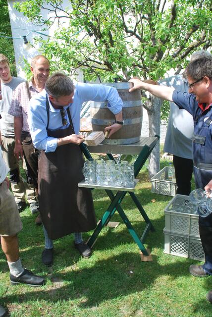Bieranstich bei der traditionellen Maibaumfeier | Foto: Klaus Gendner